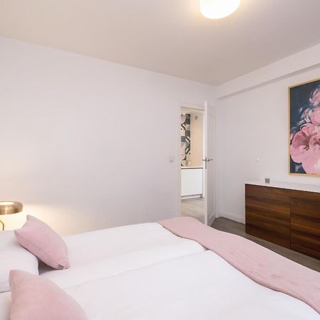 Blue And Green Apartment With Bright Pink Bedroom In Krakow By Noclegi Renters Ngoại thất bức ảnh