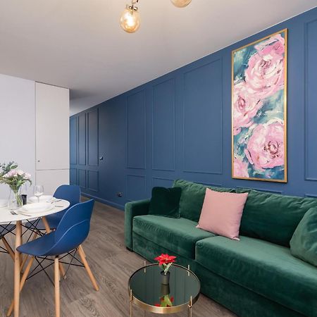 Blue And Green Apartment With Bright Pink Bedroom In Krakow By Noclegi Renters Ngoại thất bức ảnh