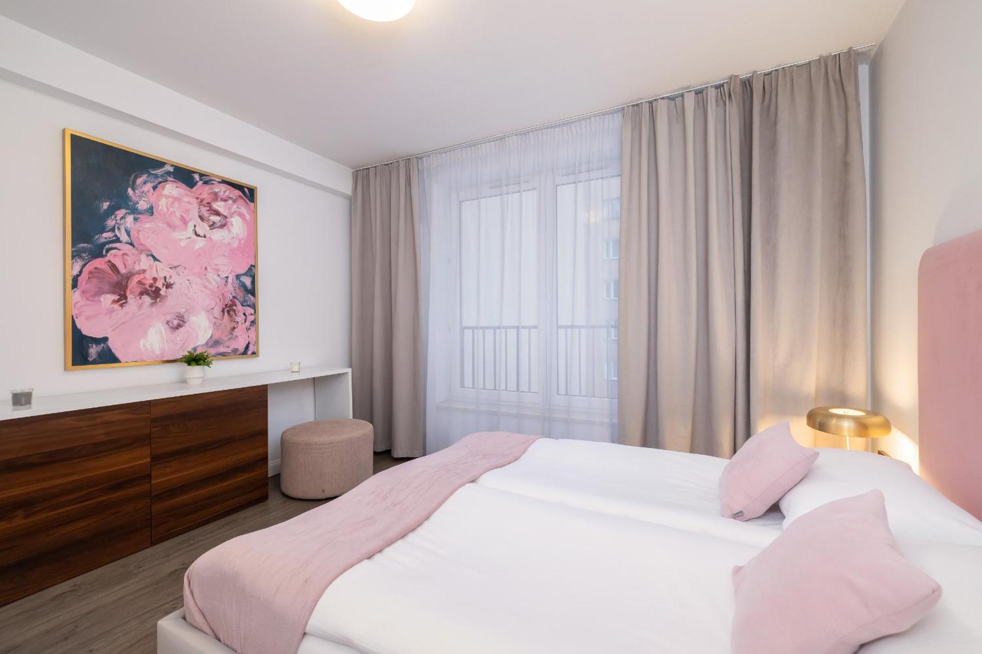 Blue And Green Apartment With Bright Pink Bedroom In Krakow By Noclegi Renters Ngoại thất bức ảnh
