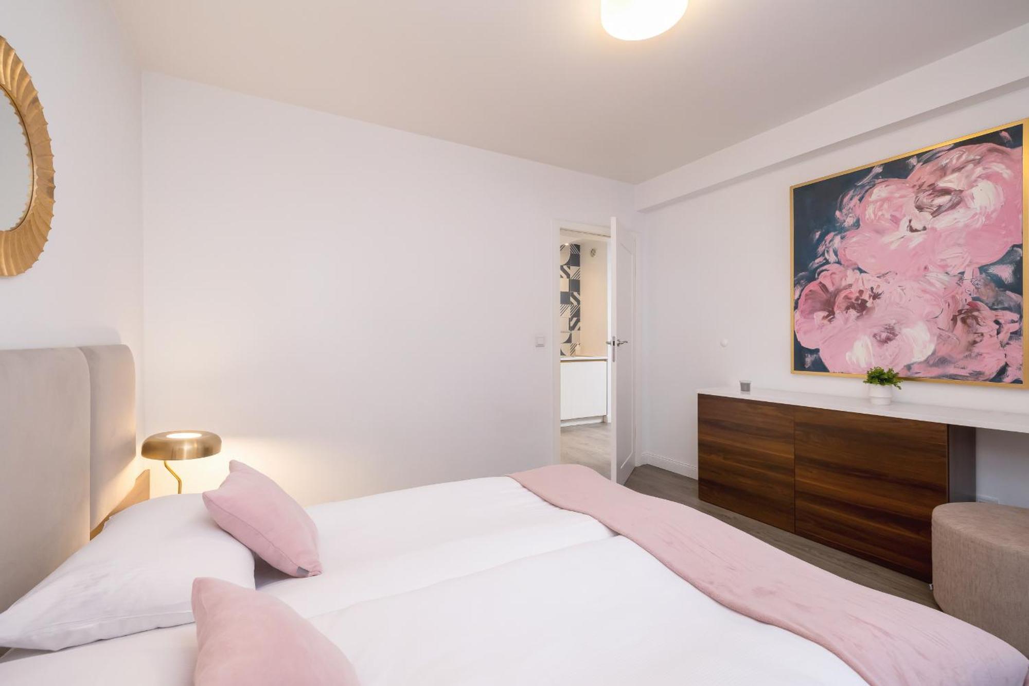Blue And Green Apartment With Bright Pink Bedroom In Krakow By Noclegi Renters Ngoại thất bức ảnh