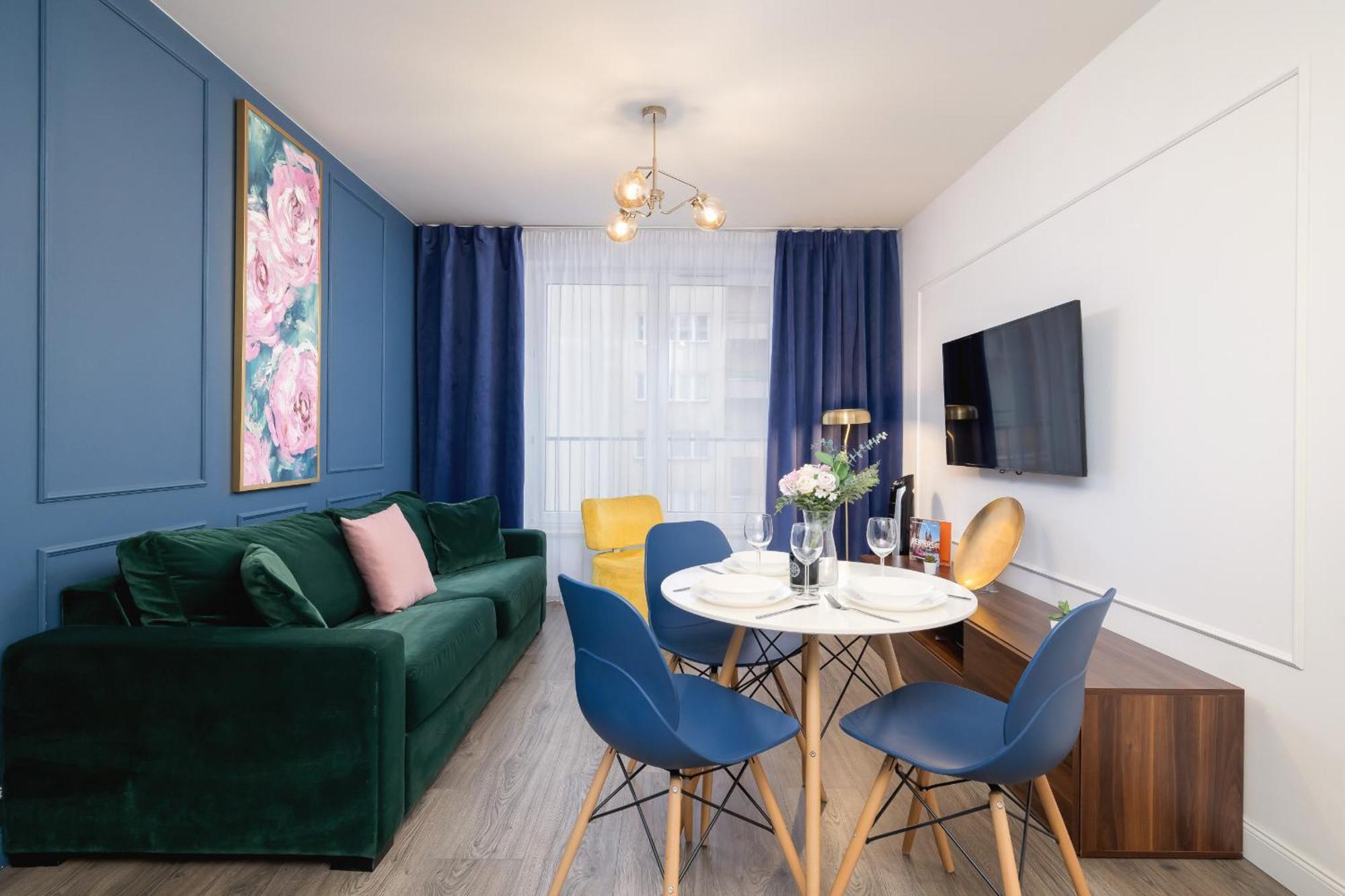 Blue And Green Apartment With Bright Pink Bedroom In Krakow By Noclegi Renters Ngoại thất bức ảnh