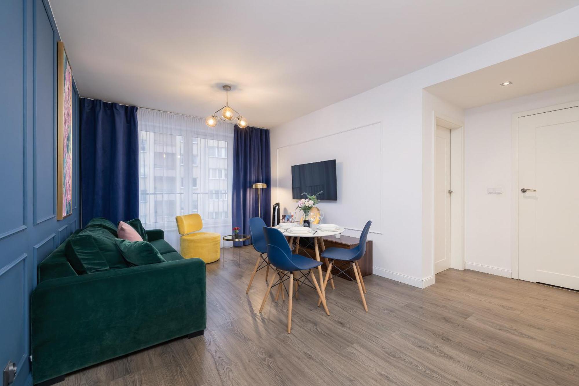 Blue And Green Apartment With Bright Pink Bedroom In Krakow By Noclegi Renters Ngoại thất bức ảnh