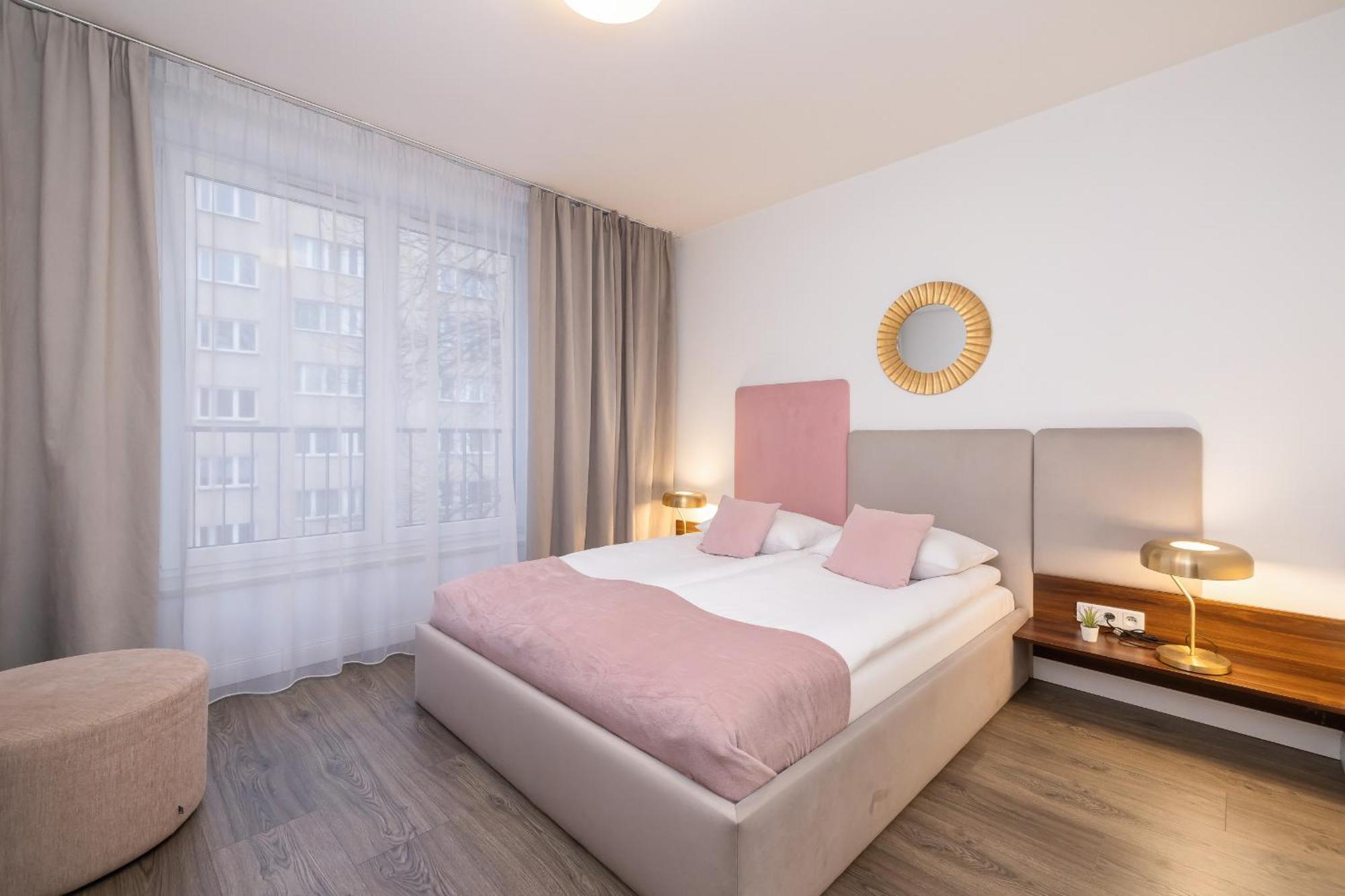 Blue And Green Apartment With Bright Pink Bedroom In Krakow By Noclegi Renters Ngoại thất bức ảnh
