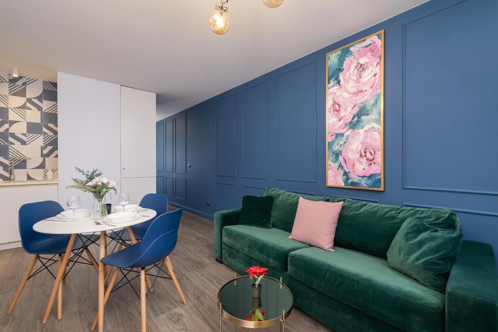 Blue And Green Apartment With Bright Pink Bedroom In Krakow By Noclegi Renters Ngoại thất bức ảnh